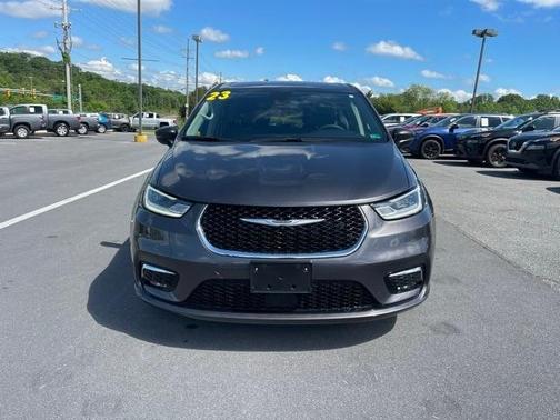 2023 Chrysler Pacifica Touring-L