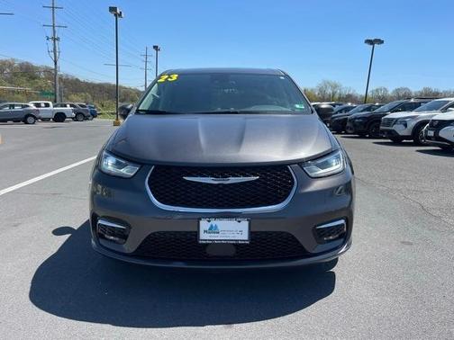 2023 Chrysler Pacifica Touring-L