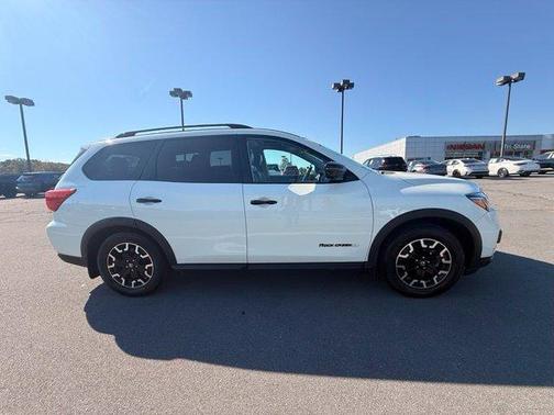 White 2020 Nissan Pathfinder SL