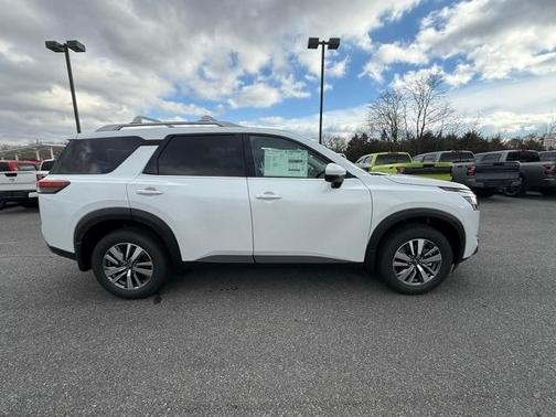 2025 Nissan Pathfinder SL
