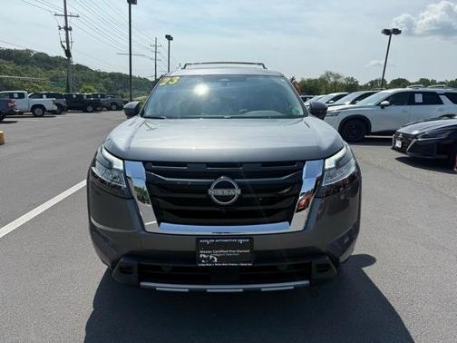 2023 Nissan Pathfinder SL