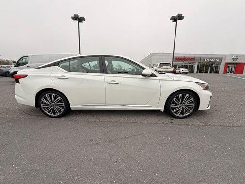 White 2023 Nissan Altima 2.5 SL