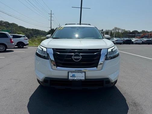 2022 Nissan Pathfinder SV