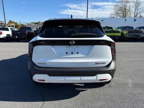 2026 Nissan Kicks SR