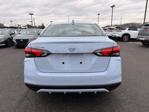 Gray Sky Pearl 2025 Nissan Versa 1.6 SV