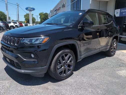 Diamond Black Crystal Pearlcoat 2026 Jeep Compass Sport