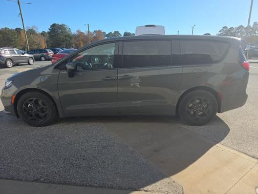 2023 Chrysler Pacifica Hybrid Touring L