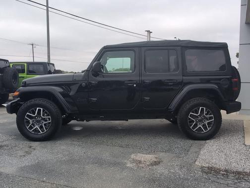Black Clearcoat 2025 Jeep Wrangler 4-Door Sahara 4x4