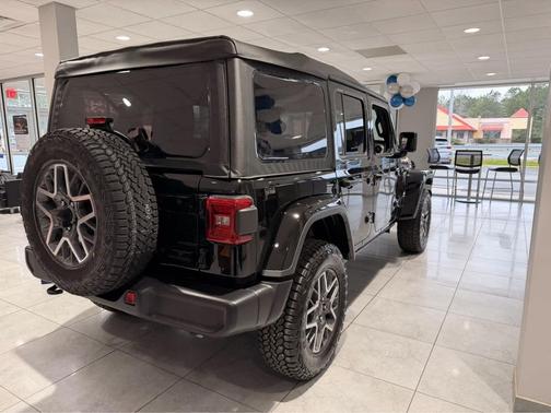 2025 Jeep Wrangler 4-Door Sahara 4x4