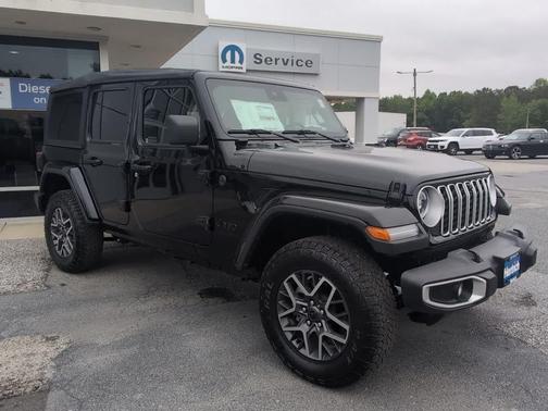 Black Clearcoat 2025 Jeep Wrangler 4-Door Sahara 4x4