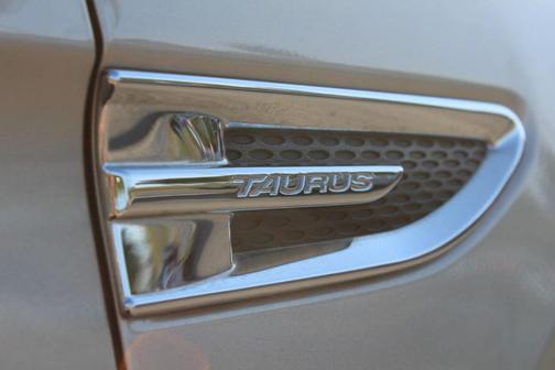 White Gold Metallic 2017 Ford Taurus SEL