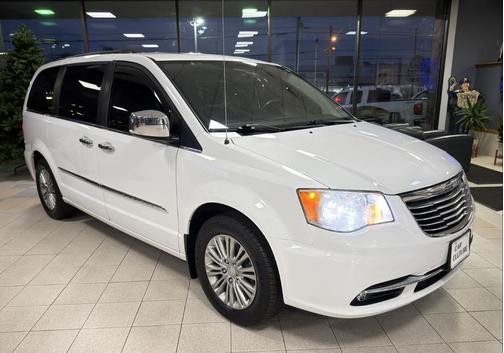 2016 Chrysler Town & Country Touring-L