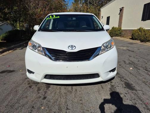 Super White 2011 Toyota Sienna LE