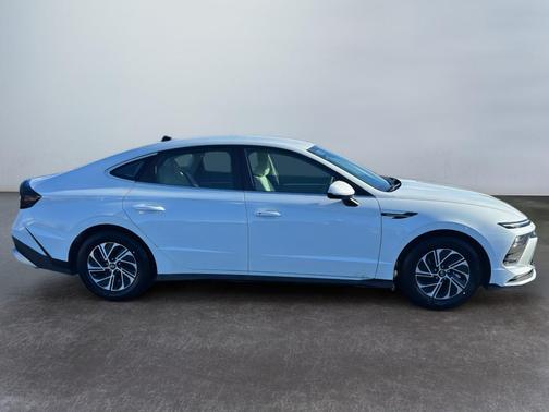 2026 Hyundai SONATA Hybrid Base