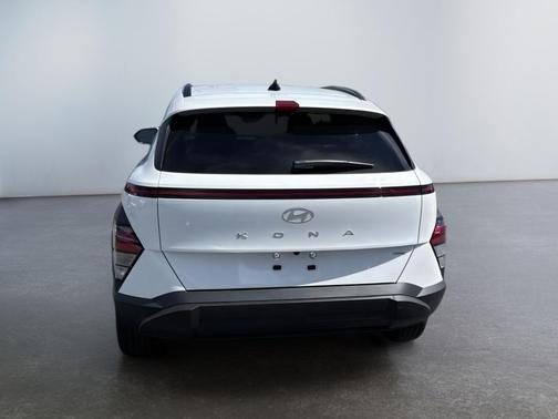 Atlas White 2025 Hyundai KONA SEL