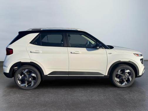 Lunar White w/Black Roof 2026 Hyundai VENUE SEL