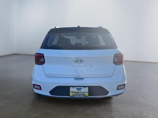 Lunar White w/Black Roof 2026 Hyundai VENUE SEL