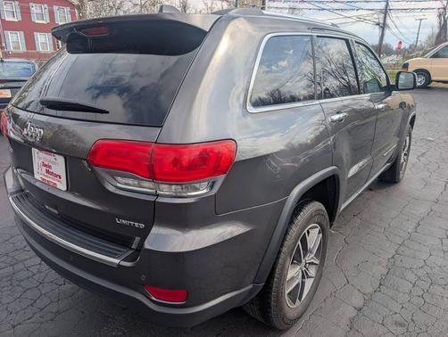 Granite Crystal Metallic Clearcoat 2017 Jeep Grand Cherokee Limited