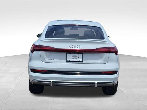 Glacier White Metallic 2022 Audi e-tron Sportback S line Premium Plus