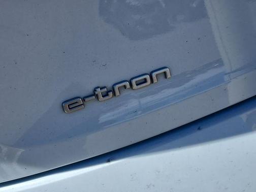 Glacier White Metallic 2022 Audi e-tron Sportback S line Premium Plus