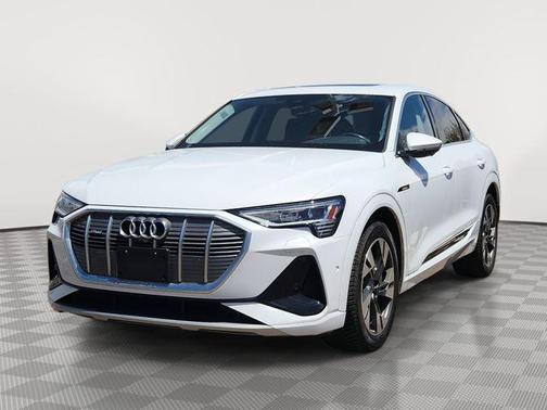 Glacier White Metallic 2022 Audi e-tron Sportback S line Premium Plus