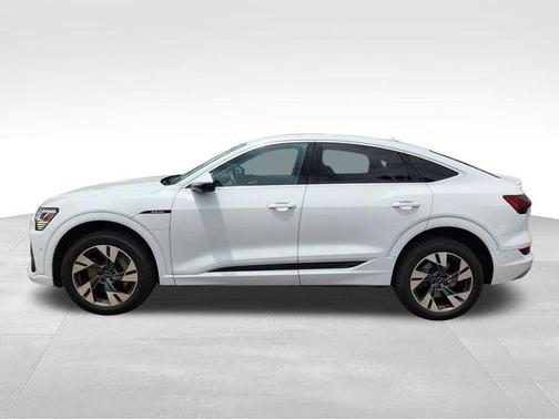 Glacier White Metallic 2022 Audi e-tron Sportback S line Premium Plus