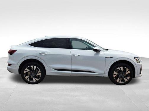 Glacier White Metallic 2022 Audi e-tron Sportback S line Premium Plus
