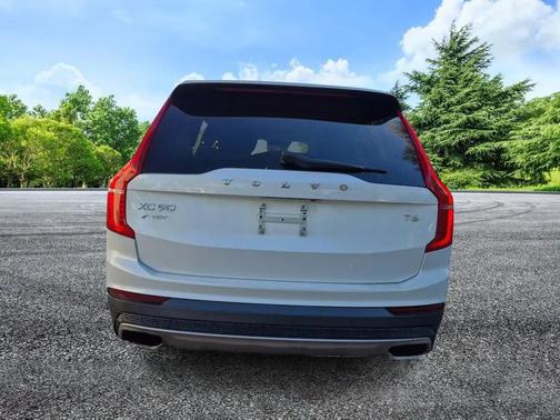 2016 Volvo XC90 T6 Momentum