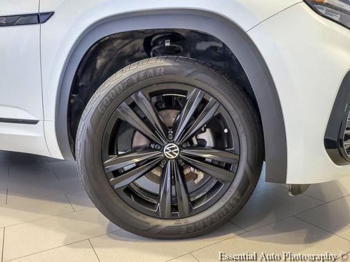 Opal White Pearl Effect 2023 Volkswagen Atlas 3.6 V6 SEL R-Line Black