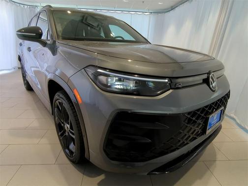 2025 Volkswagen Tiguan 2.0T SE R-Line Black