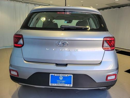 Shimmering Silver 2023 Hyundai VENUE SEL