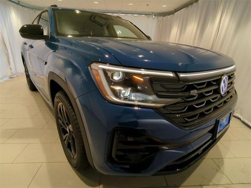 2025 Volkswagen Atlas Cross Sport 2.0T SEL R-Line Black