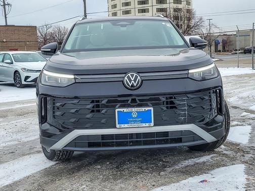 Deep Black Pearl Effect 2026 Volkswagen Tiguan 2.0T SE