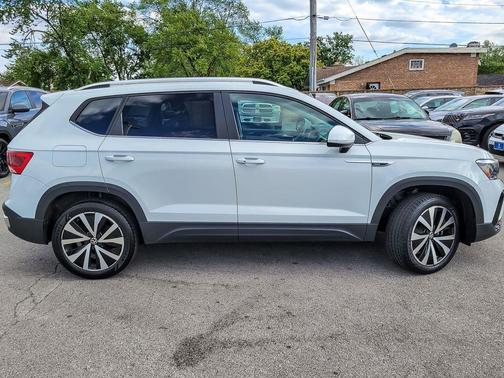 Pure White 2023 Volkswagen Taos 1.5T SE