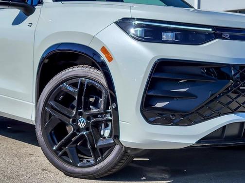 2025 Volkswagen Tiguan 2.0T SE R-Line Black