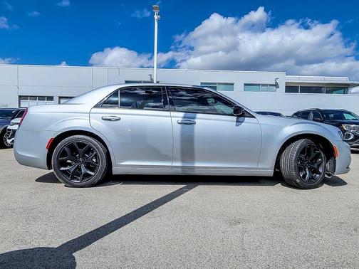 2022 Chrysler 300 Touring
