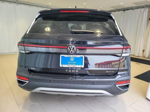 Deep Black Pearl Effect 2026 Volkswagen Taos 1.5T SEL