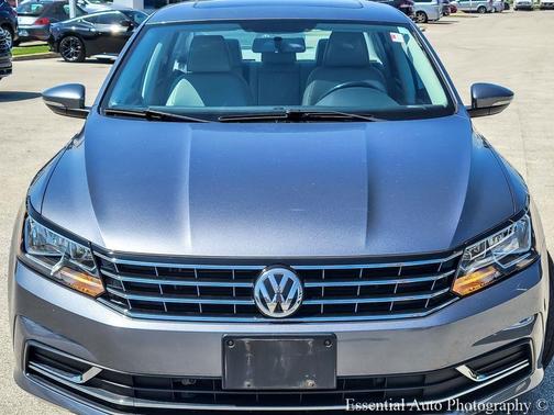 Platinum Gray Metallic 2017 Volkswagen Passat 1.8T SE