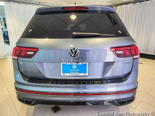 Platinum Gray Metallic 2022 Volkswagen Tiguan 2.0T SE R-Line Black