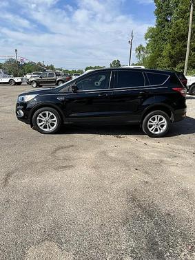 Ruby Red Metallic Tinted Clearcoat 2017 Ford Escape SE