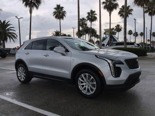 Radiant Silver Metallic 2021 Cadillac XT4 Luxury