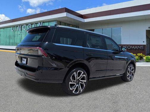 Infinite Black Metallic Clearcoat 2026 Lincoln Navigator Reserve