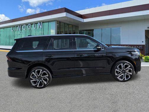 Infinite Black Metallic Clearcoat 2026 Lincoln Navigator Black Label