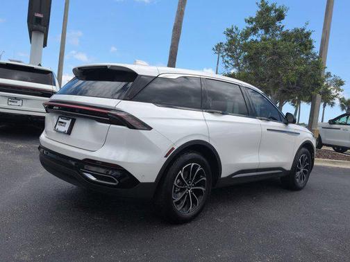 White Platinum Metallic Tri-Coat 2024 Lincoln Nautilus Premiere