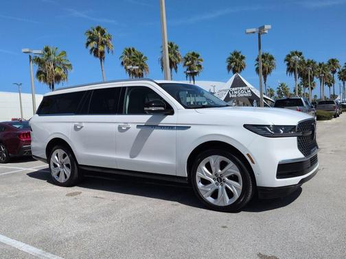 Pristine White Metallic Tri-Coat 2025 Lincoln Navigator Reserve
