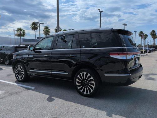 Infinite Black Metallic Clearcoat 2024 Lincoln Navigator Black Label