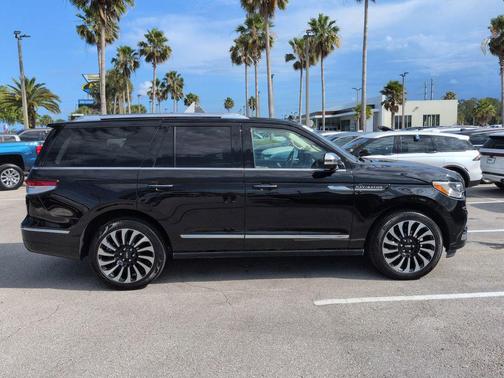 Infinite Black Metallic Clearcoat 2024 Lincoln Navigator Black Label