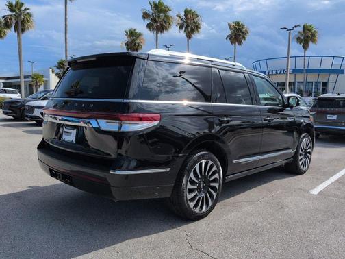 Infinite Black Metallic Clearcoat 2024 Lincoln Navigator Black Label