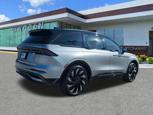 Silver Radiance Metallic Clearcoat 2026 Lincoln Nautilus Reserve