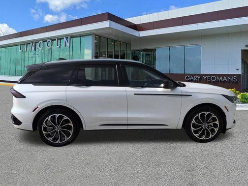 White Platinum Metallic Tri-Coat 2026 Lincoln Nautilus Reserve